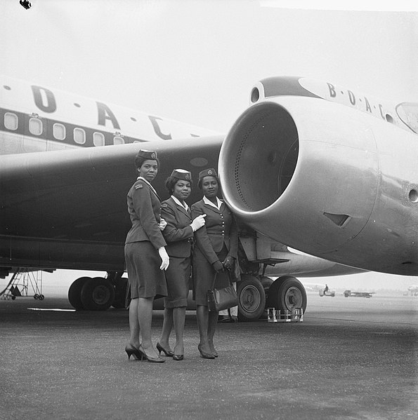 File:Afrikaanse stewardessen voor het eerst op Schiphol, v.l.n.r. miss O Koro, Fynch , Bestanddeelnr 914-4439.jpg