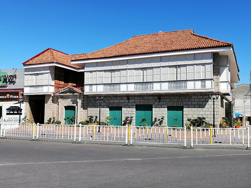 File:Alberto Mansion Biñan City, Laguna.jpg