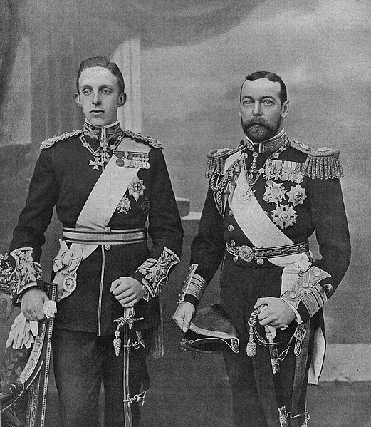 Alfonso XIII of Spain (left) with his cousin-in-law, the future King George V (right), during his State Visit to the United Kingdom in 1905. Alfonso i