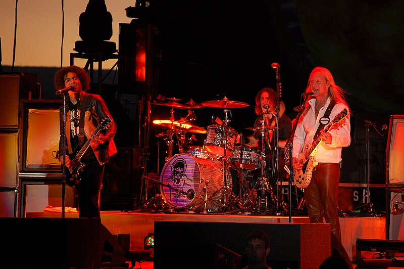 File:Alice In Chains.jpg