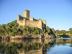 Almourol Castle, built c. 1171 on an island of the Tagus river by the Templar Knights. The highest tower is the square-shaped keep of the castle. Almourol 034.jpg