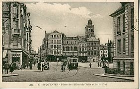 La place de l'Hôtel-de-Ville et le beffroi des années 1920. La ligne no 3 du tramway électrique desservait la place.