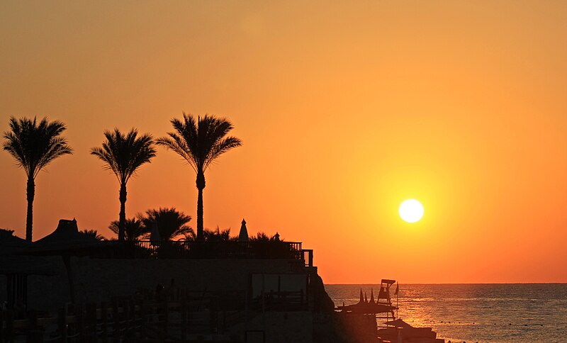 File:Am Strand. Rores Meer in Ägypten IMG 6961WI.jpg