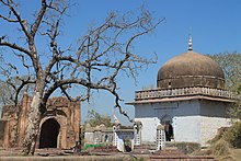 An old mosque and graves in Ranthambore fort.jpg