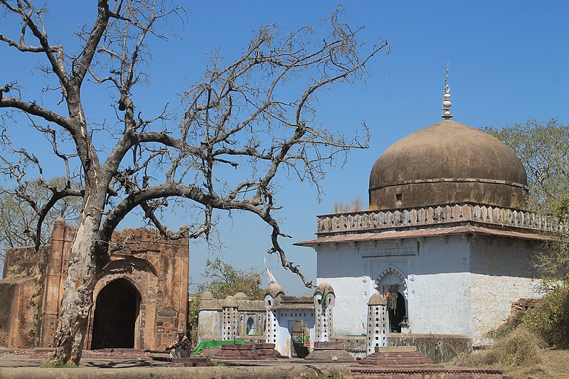 File:An old mosque and graves in Ranthambore fort.jpg