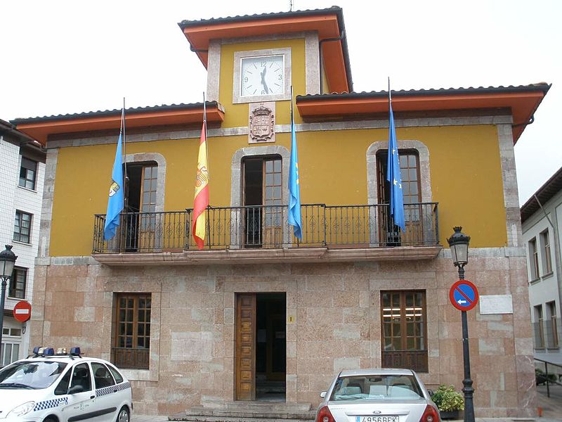 File:Arriondas - Ayuntamiento de Parres.jpg