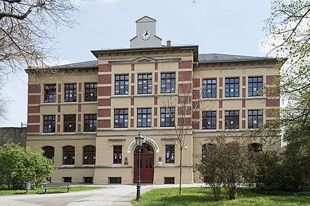 Aschersleben, Am Grauen Hof 1, Luisenschule, von Westen 20170420 002