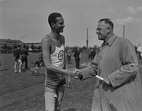 Adriaan Paulen – im Zweiten Weltkrieg Widerstandskämpfer und später Präsident des Europäischen Leichtathletikverbands (hier rechts im Jahr 1956) – ausgeschieden als Vierter im sechsten Viertelfinale