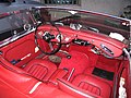 Das rote Cockpit eines schwarzen Austin-Healey 3000
