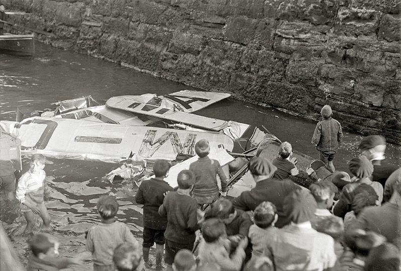 File:Avioneta pilotada por Lorenzo Richi accidentada en el puerto de San Sebastián (3 de 4) - Fondo Car-Kutxa Fototeka.jpg