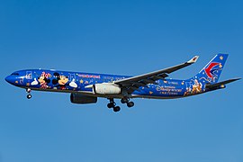 披有上海迪士尼度假區彩繪的空客A330-300在北京首都國際機場