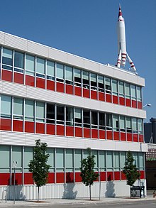 The TWA Corporate Headquarters' Building in Kansas City, Missouri with TWA Moonliner II atop its southwest corner from 1956–62 replicating the TWA Moonliner Tomorrowland attraction at Disneyland