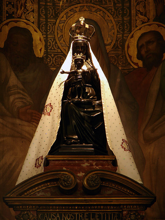 Fatima 100 ans et + Mon Cœur Immaculé sera ton refuge... - Page 3 576px-Basilique_Notre-Dame_de_Liesse_14082008_10