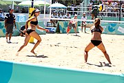 Deutsch: Beachvolleyball bei den Olympischen Jugendspielen 2018; Tag 9, 15. Oktober 2018; Mädchen, Viertelfinale: USA-Spanien 2–1 (21–19/17–21/15–9) English: Beach volleyball at the 2018 Summer Youth Olympics at 15 October 2018 – Girls Quarterfinals: USA-Spain 2–1 (21–19/17–21/15–9)