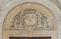 3781) Fronton aux armoiries des rois de France, cloître de l'abbaye du Bec, Eure. , 30 juin 2017