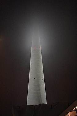 Berlin Fernsehturm bei Nacht und Nebel