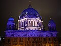 Berliner Dom bei Nacht, von NO (AquaDom).jpg