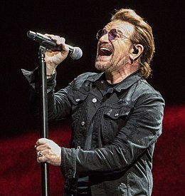 Bono cantando en Indianápolis en el Joshua Tree Tour 2017 9-10-17.jpg