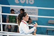 Deutsch: Boxen bei den Olympischen Jugendspielen 2018 Tag 12, 18. Oktober 2018 - Medaillenzeremonie im Fliegengewicht der Mädchen - Gold: Martina La Piana (Italien), Silber: Adijat Gbadamosi (Nigeria), Bronze: Heaven Destiny Garcia (USA); Medaillenübergabe durch Habu Gumel (IOC, Nigeria), Geschenkübergabe durch Dr. Joseph O. Ayeni (Nigeria, AIBA). English: Boxing at the 2018 Summer Youth Olympics on 18 October 2018 – Girl's flyweight Medal Ceremony - Gold: Martina La Piana (Italy), Silver: Adijat Gbadamosi (Nigeria), Bronze: Heaven Destiny Garcia (USA); Medal handover by Habu Gumel (IOC, Nigeria), Gift presented by Dr. Joseph O. Ayeni (Nigeria, AIBA). Español: Boxeo en los Juegos Olímpicos Juveniles de Verano de 2018 en 18 de octubre de 2018 - Ceremonia de la Medalla de peso mosca para niñas - Oro: Martina La Piana (Italia), Plata: Adijat Gbadamosi (Nigeria), Bronce: Heaven Destiny Garcia (Estados Unidos); Entrega de medallas por Habu Gumel (COI, Nigeria), Regalo presentado por Joseph O. Ayeni (Nigeria, AIBA).