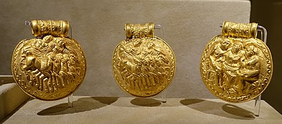 Trois étiquettes en or (inv. 13409–13411)