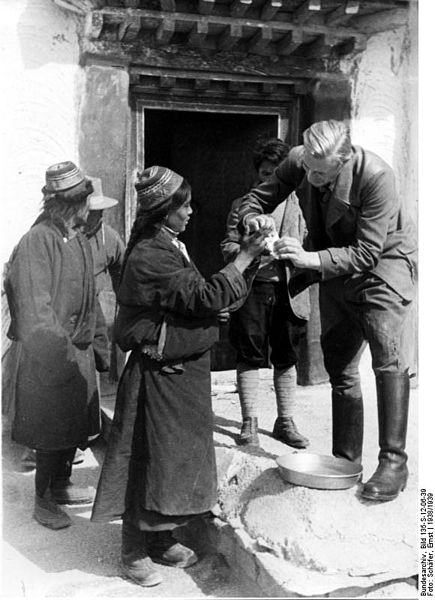 File:Bundesarchiv Bild 135-S-12-06-39, Tibetexpedition, Beger Tibeter versorgend.jpg