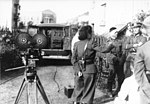 Leni Riefenstahl besöker XIV Armen i Polen 1939, hennes filmkamera till vänster, och med pistol på ryggen.