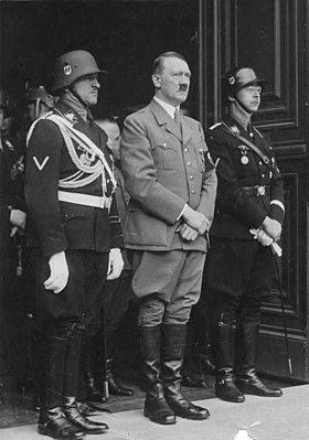 fotografie alb-negru a lui Hitler și Himmler.