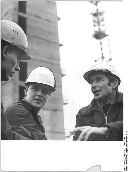 File:Bundesarchiv Bild 183-J1119-0016-001, Wismar, Wohnungsbau, Bauleiter.jpg