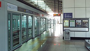 Busan-gimhae-yengil temir yo'l-tranzit-12-Gimhae-kollej-stantsiyasi-platformasi-20180331-154748.jpg