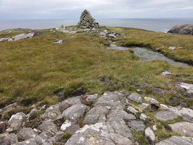 File:Cairn - geograph.org.uk - 3637742.jpg