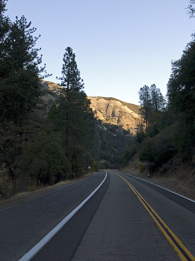 Долине смерти, на шоссе California State Route 127. Сьерра-Невада США дорога. Трасса номер один США Калифорния. Крутая дорога 14.