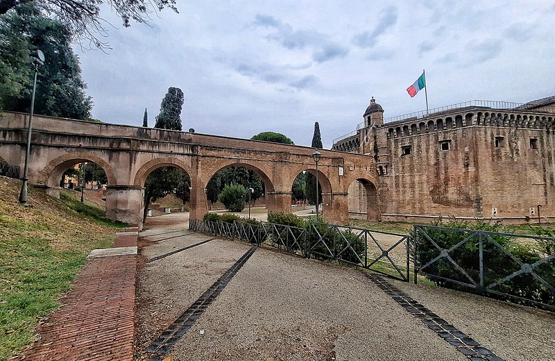 File:Castel San Angelo vista dal giardino.jpg