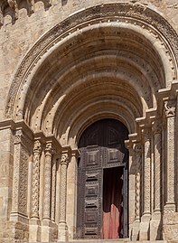 Detalle de la puerta principal con sus intrincadas columnas y arcos tallados.