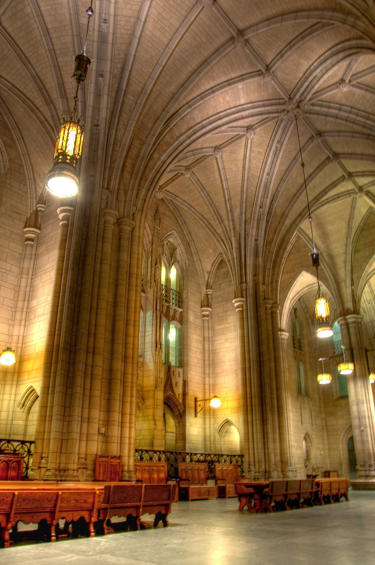 1200px Cathedral of Learning inside left