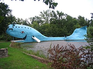 Misschien wel de meest herkenbare attractie langs de route: The Blue Whale of Catoosa in Oklahoma