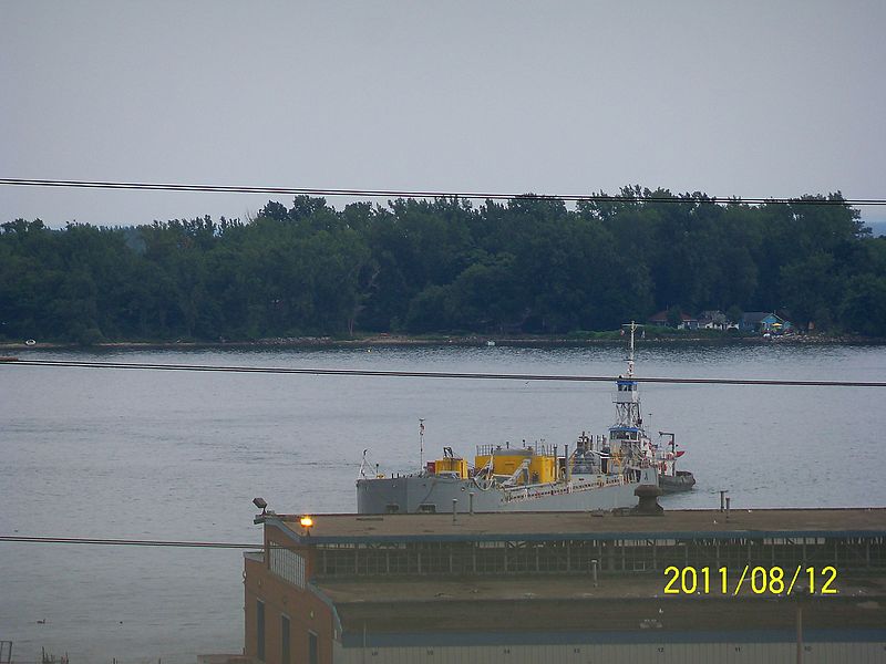 File:Cement barge Metis, approaching the Keating Channel, 2011 08 12 (7336537314).jpg