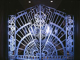 Ворота, спроектированные Рене Полом Шамбелланом, вели к персональному офису Ирвина С. Чейнина