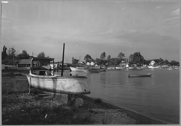 Oyster boats and pleasure craft docked in the Patuxent River at Benedict, 1941