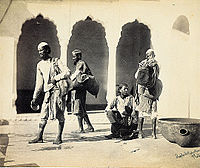 Bhishtiové (severoindický kmen) Shepherd & Robertson. Fotografie pro knihu The People of India,Forbes Watson, 1868.