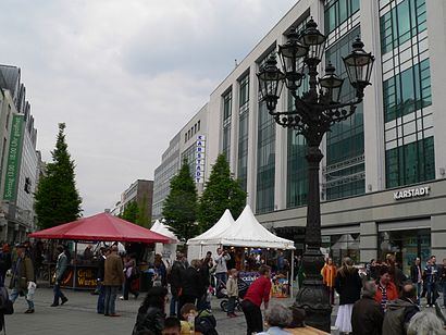 So kommt man zu Wilmersdorfer Str. mit den Öffentlichen - Mehr zum Ort Hier