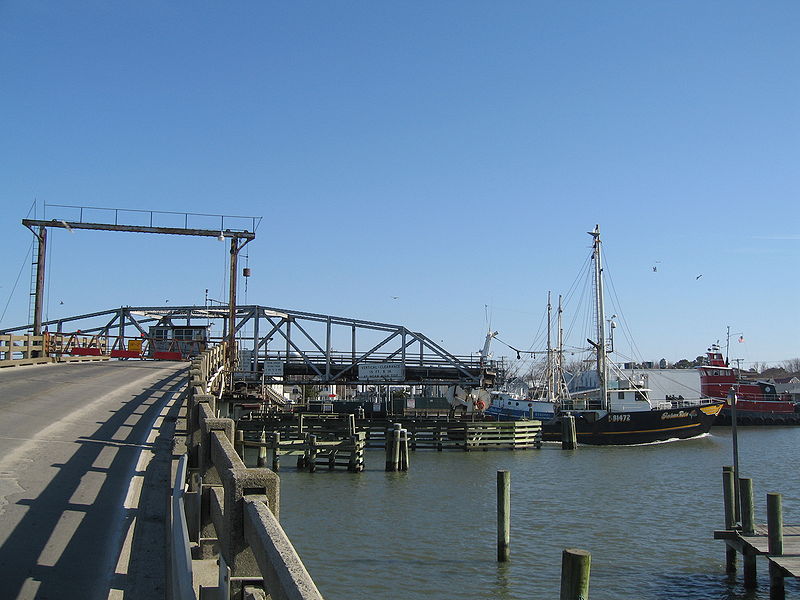 File:Chincoteague Channel Swing Bridge 002.jpg