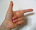8 – Daumen und Zeigefinger werden gespreizt (wie ein „L“), die anderen Finger sind geschlossen (ikonisch für 八, bā – „acht“)