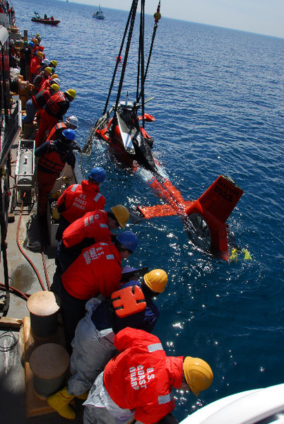 File:Coast Guard salvage operation DVIDS1094981.jpg