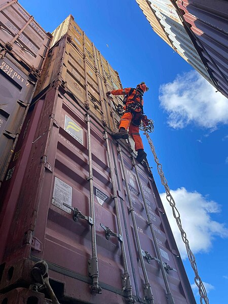 File:Containers being moved from bow of the MV Dali (240408-O-QH057-1781).jpg