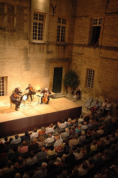 File:Cour d'honneur du château .jpg