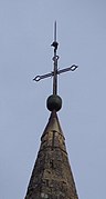 Croix au sommet du clocher.