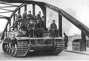 Німецький танковий десант на важкому танку «Тигр» висувається на позицію. Серпень 1944