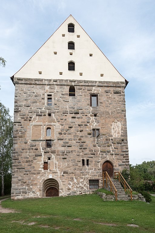 Dachsbach, Kirchplatz 6, Wohnturm einer Wasserburg 20170902 002