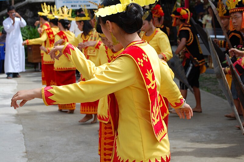 File:Dancers from South Nias.jpg