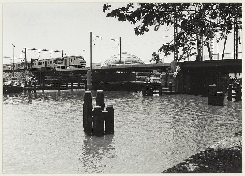 File:De nieuwe spoorbrug over het Spaarne met op de achtergrond de koepelgevangenis. NL-HlmNHA 54032176.JPG